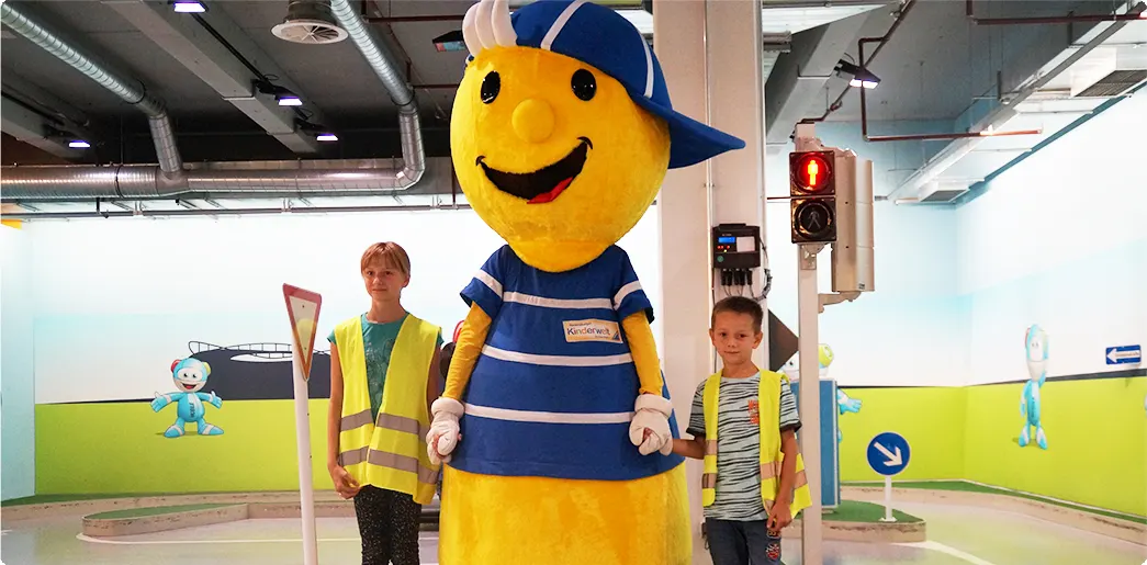Internationale Verkehrssicherheitstage_Fußgänger Training_Polizist mit Kindern